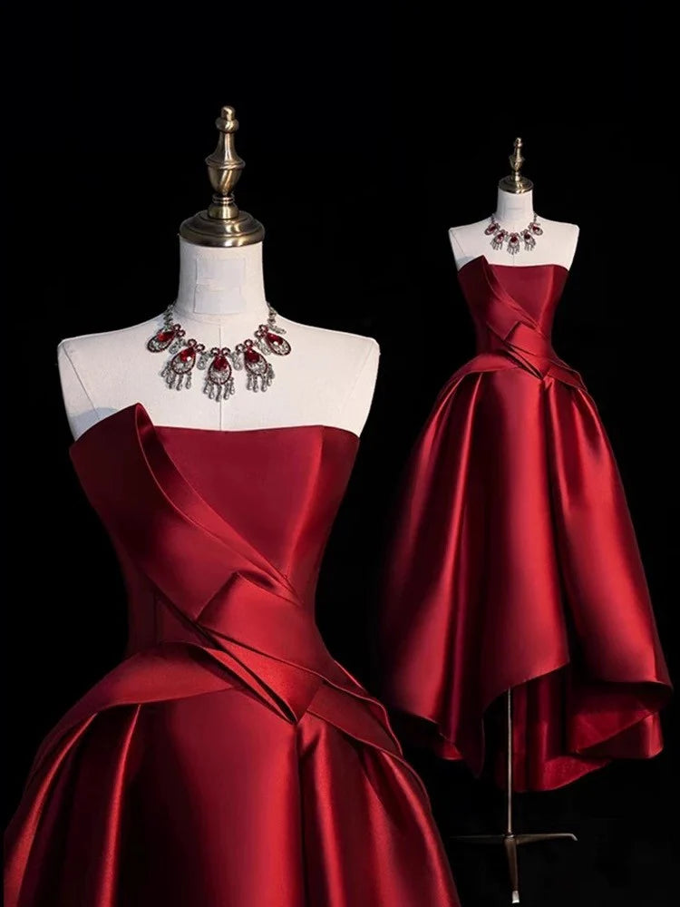 Robe de bal modeste en satin bordeaux, sans bretelles, décolleté en V, sans bijoux